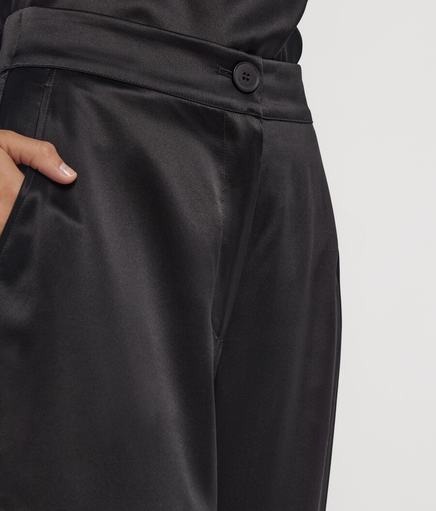 seidensatin-hose mit weitem bein