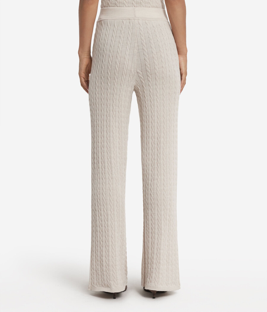 wollstrickhose mit zopfmuster und weitem bein