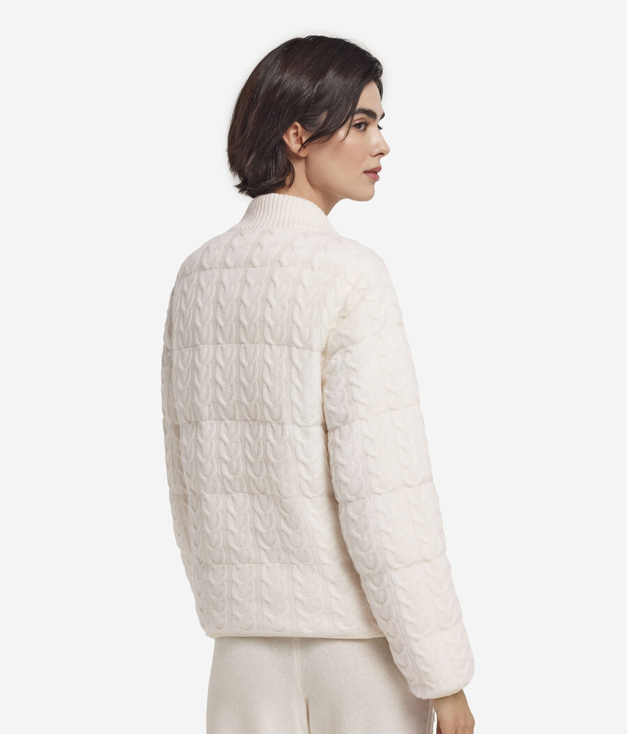 wendbare daunenjacke mit zopfmuster aus kaschmir und funktionsgewebe.