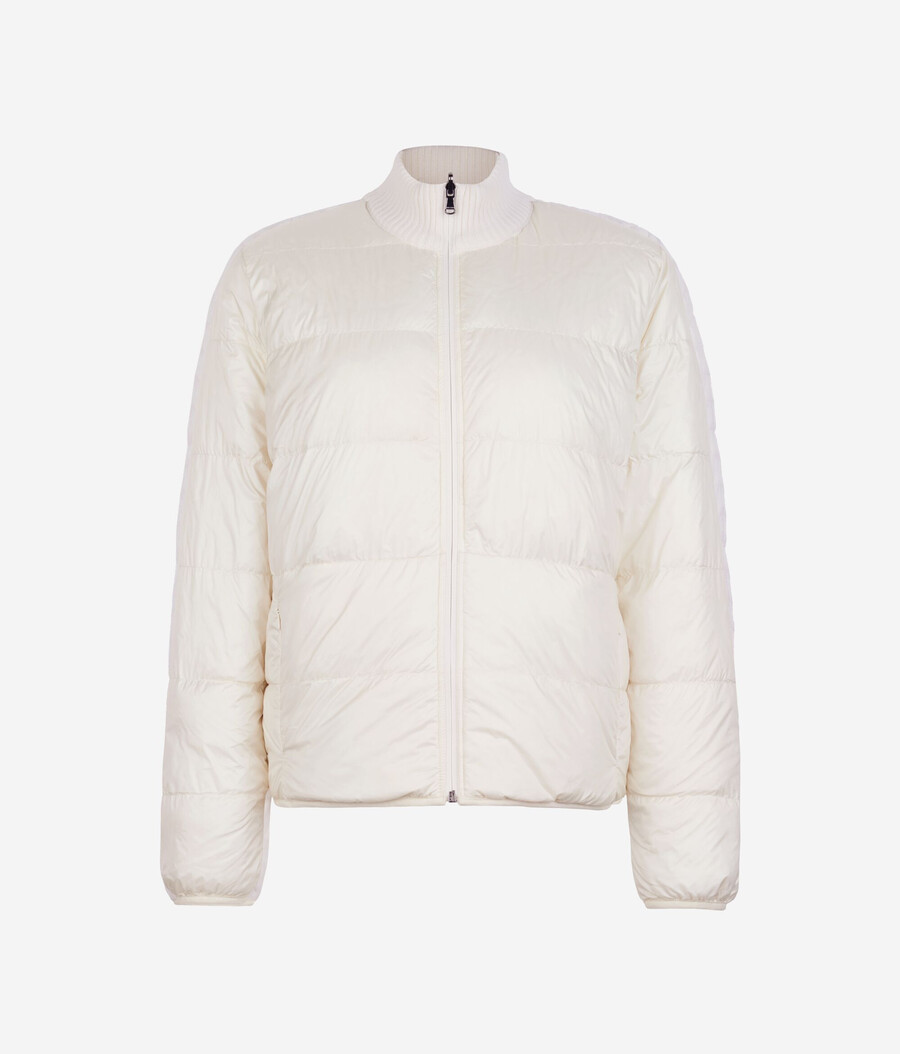 wendbare daunenjacke mit zopfmuster aus kaschmir und funktionsgewebe.