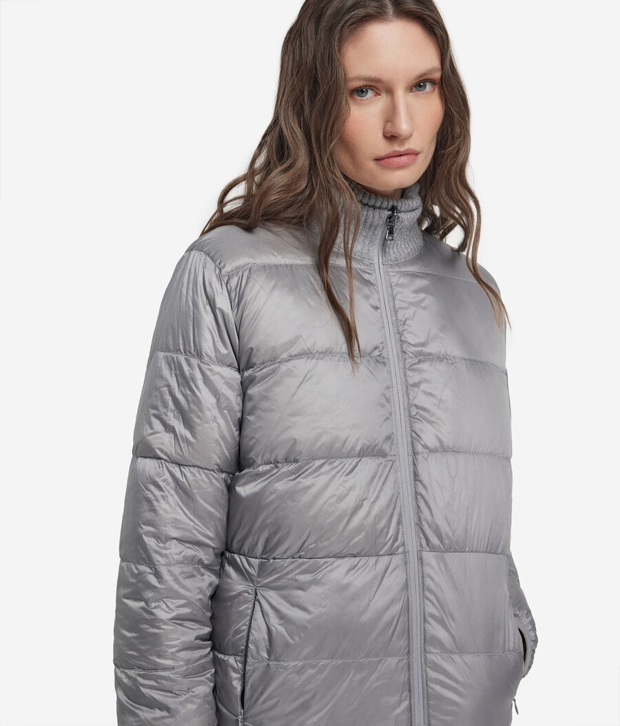 wendbare daunenjacke mit zopfmuster aus kaschmir und funktionsgewebe.