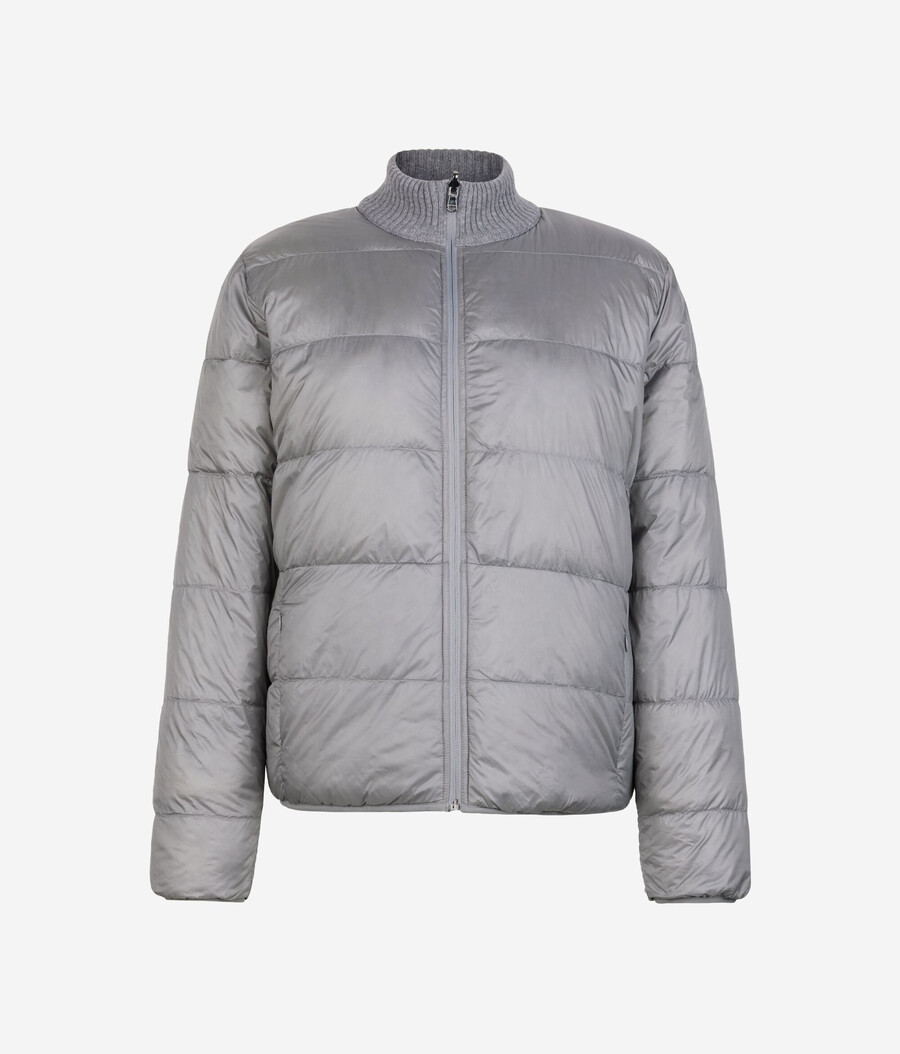 wendbare daunenjacke mit zopfmuster aus kaschmir und funktionsgewebe.