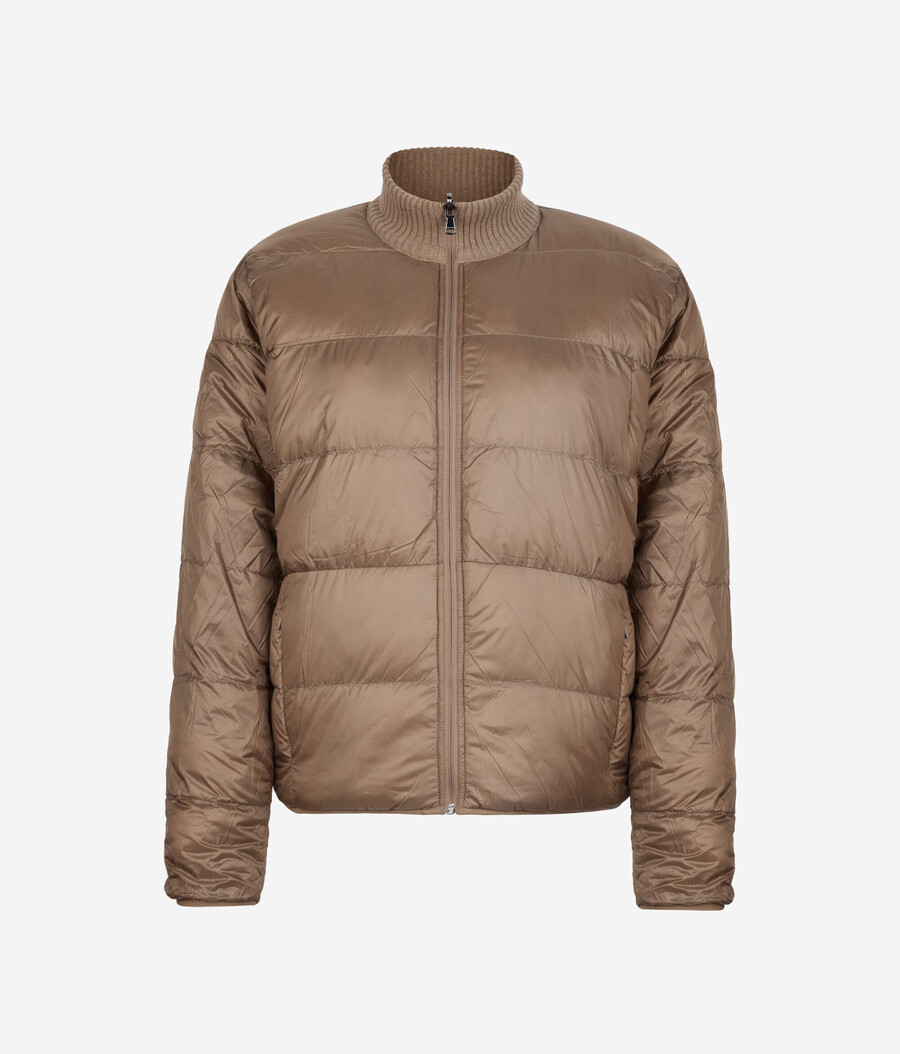 wendbare daunenjacke mit zopfmuster aus kaschmir und funktionsgewebe.