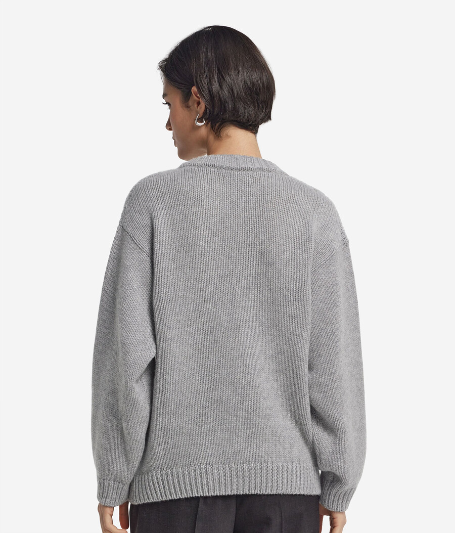bouclé-kaschmirpullover mit rundhalsausschnitt