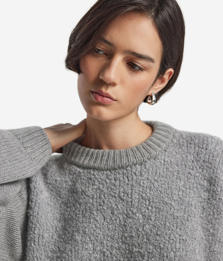 bouclé-kaschmirpullover mit rundhalsausschnitt