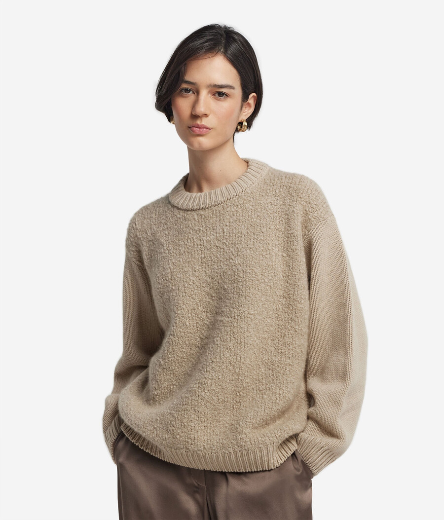 bouclé-kaschmirpullover mit rundhalsausschnitt