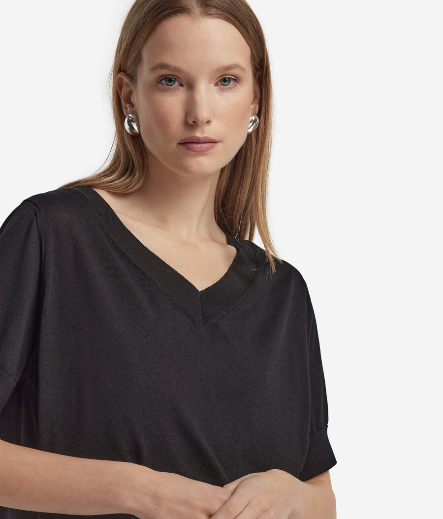 kurzärmeliger seiden-baumwoll-pullover mit v-ausschnitt