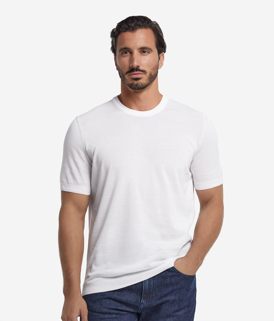 frisches baumwoll-t-shirt mit kurzen Ärmeln und rundhalsausschnitt