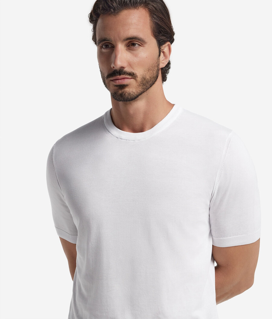 frisches baumwoll-t-shirt mit kurzen Ärmeln und rundhalsausschnitt