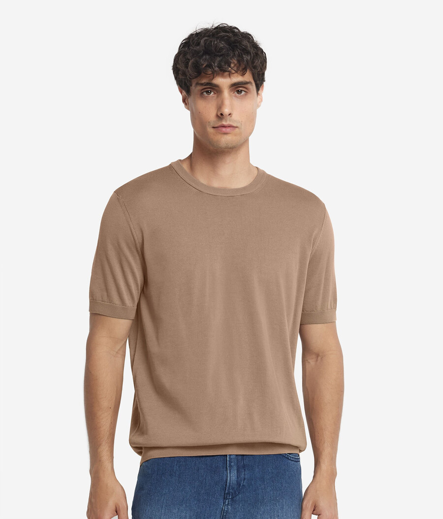 frisches baumwoll-t-shirt mit kurzen Ärmeln und rundhalsausschnitt