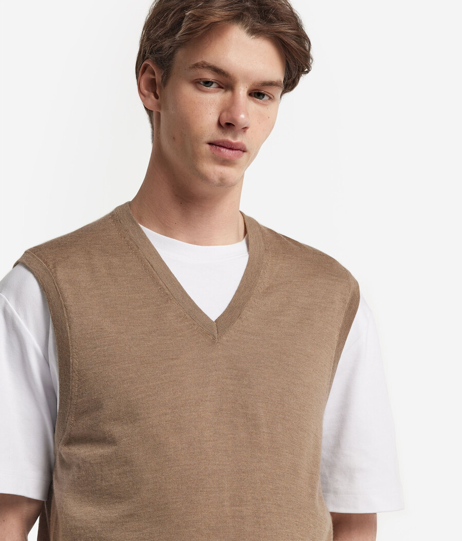 Ärmelloser pullover aus ultrafeinem kaschmir mit v-ausschnitt